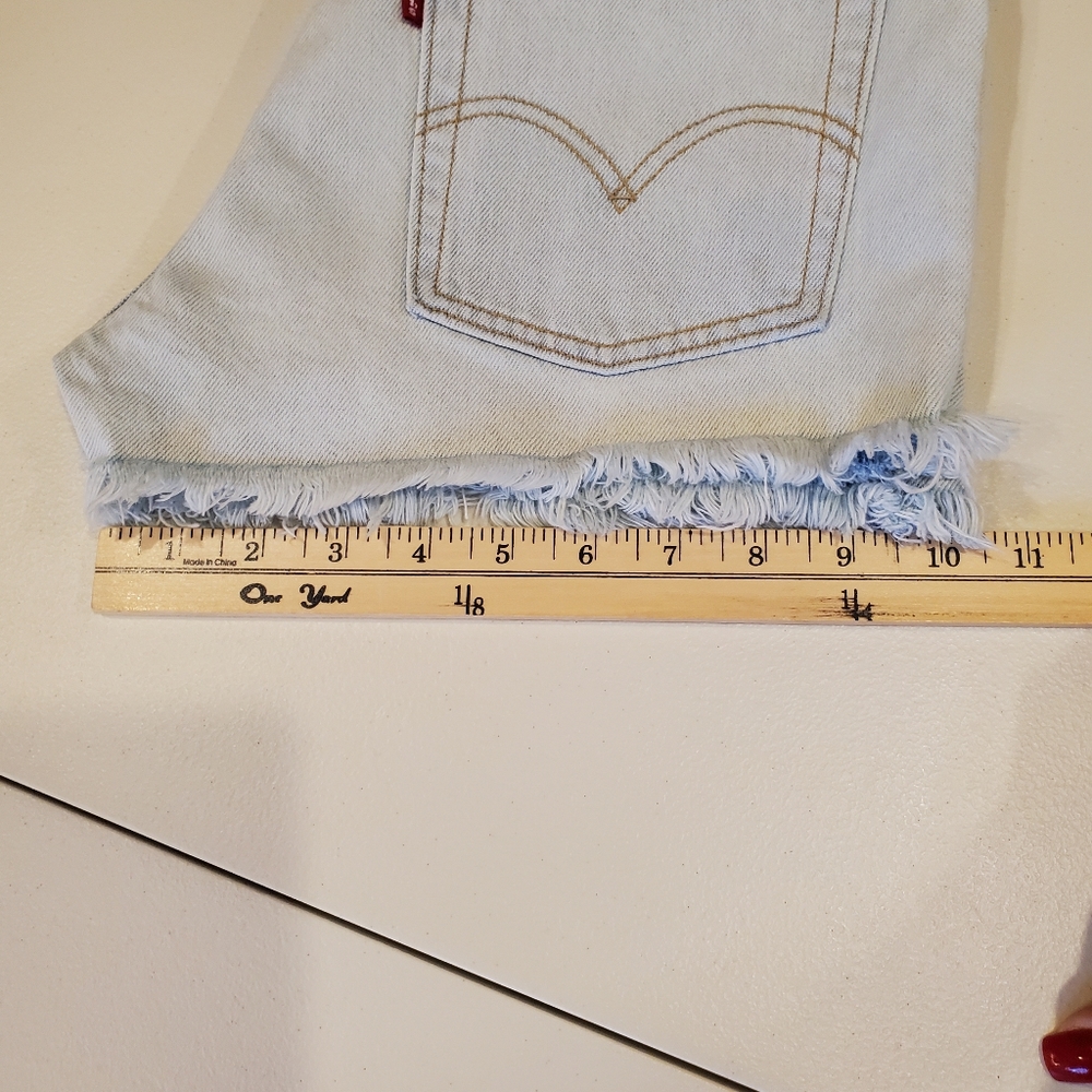 Levi's Women's Light Wash Distressed Button Fly Demin Short SZ 26 Style S58022 - Picture 15 of 15